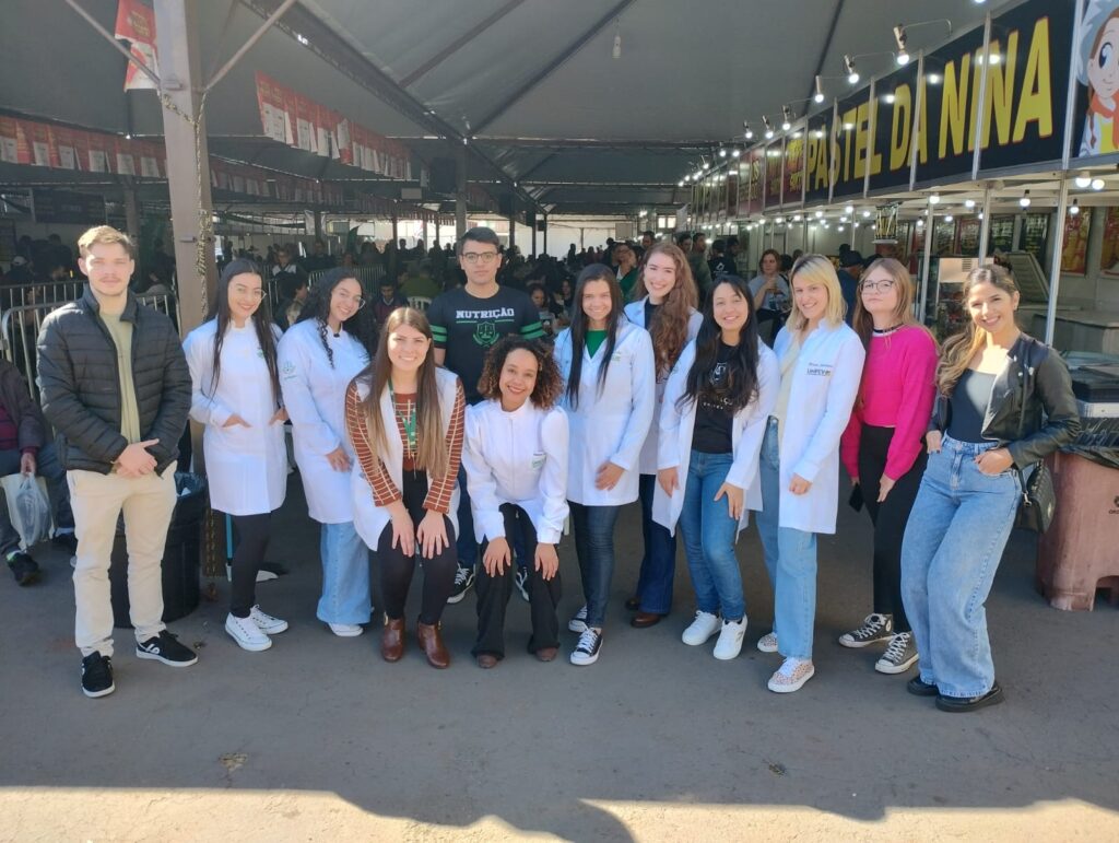 Professores e estudantes de Nutrição do Unicive orientam setor de alimentação na Feira Ponta de Estoque