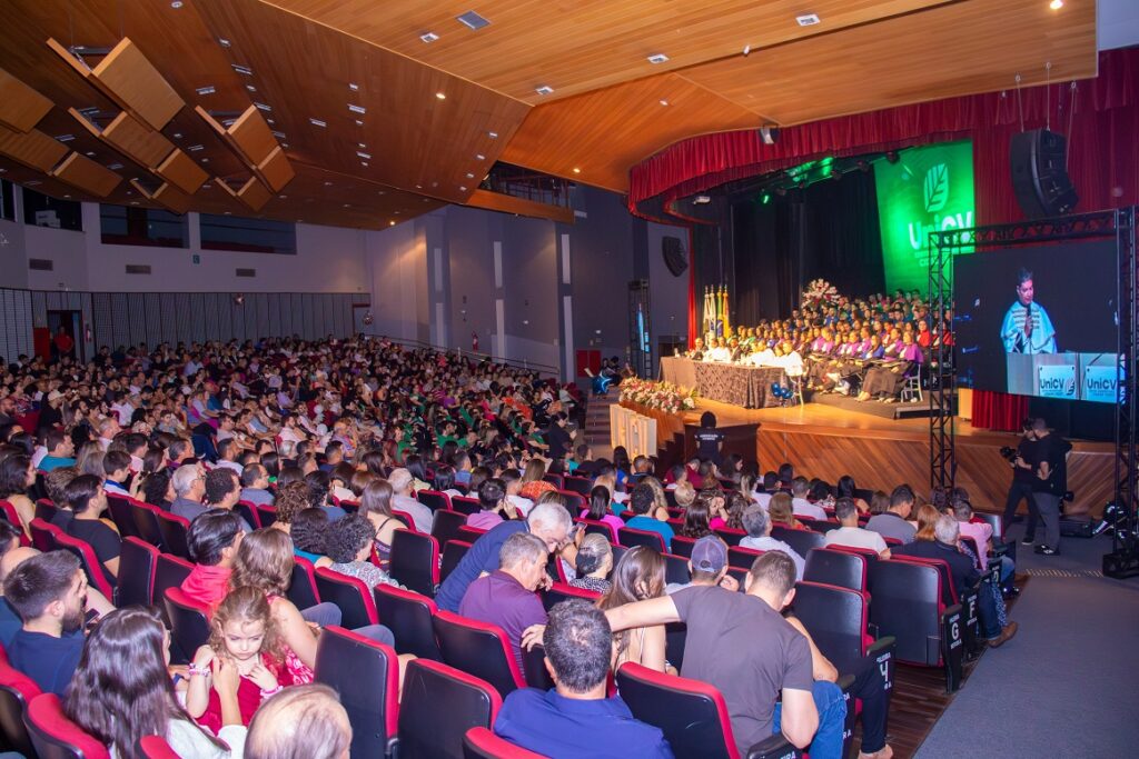 Unicive realiza formatura de novos profissionais e da primeira turma no exterior