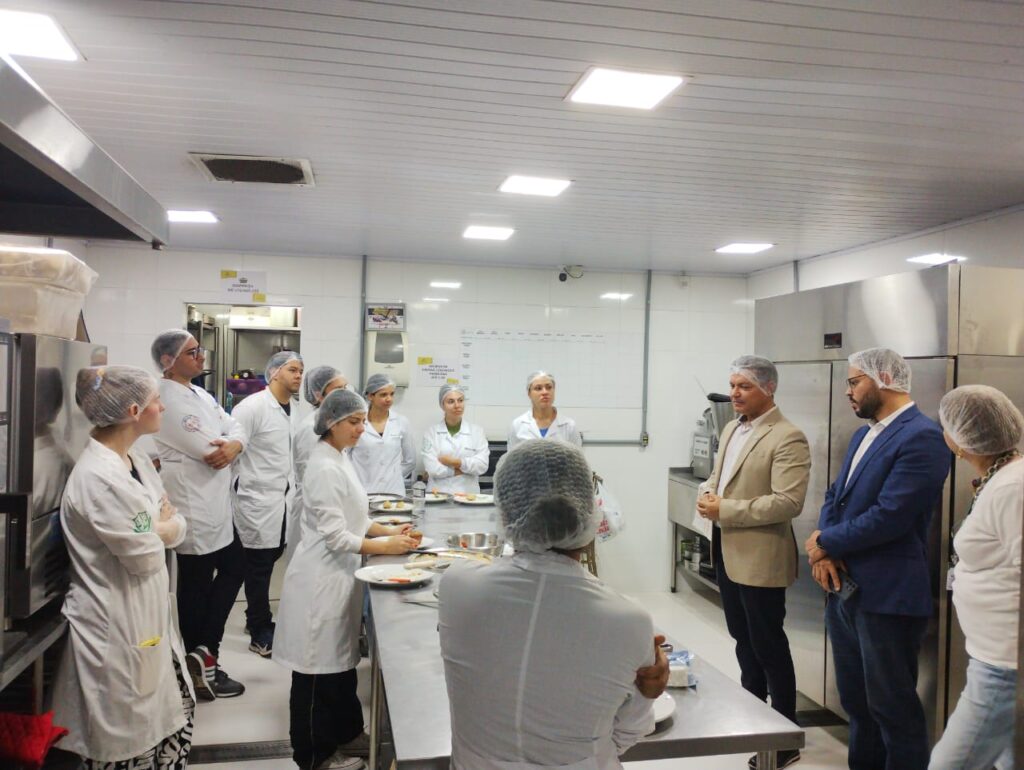 Estudantes de Nutrição colocam a mão na massa durante aula prática em buffet de Maringá