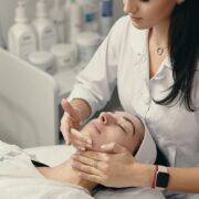 Expansão do setor de estética impulsiona mercado e demanda por qualificação profissional