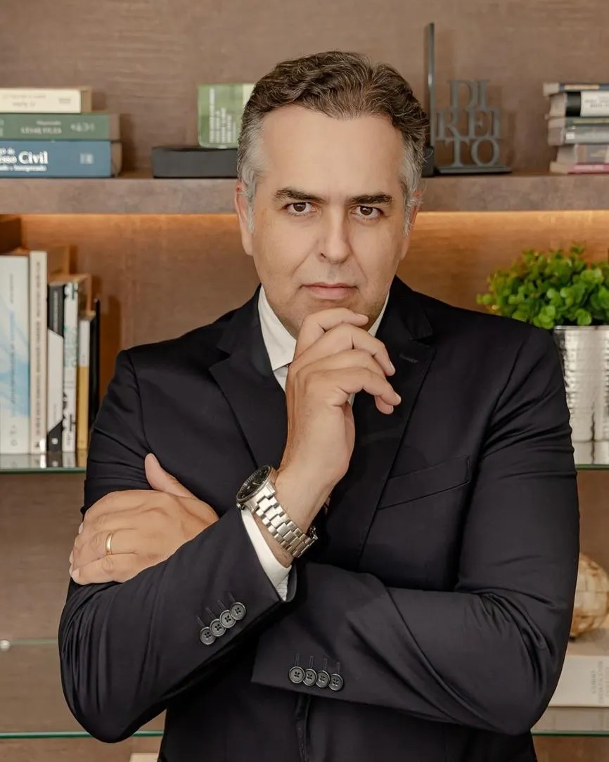 Professor Ernani José Pera Júnior