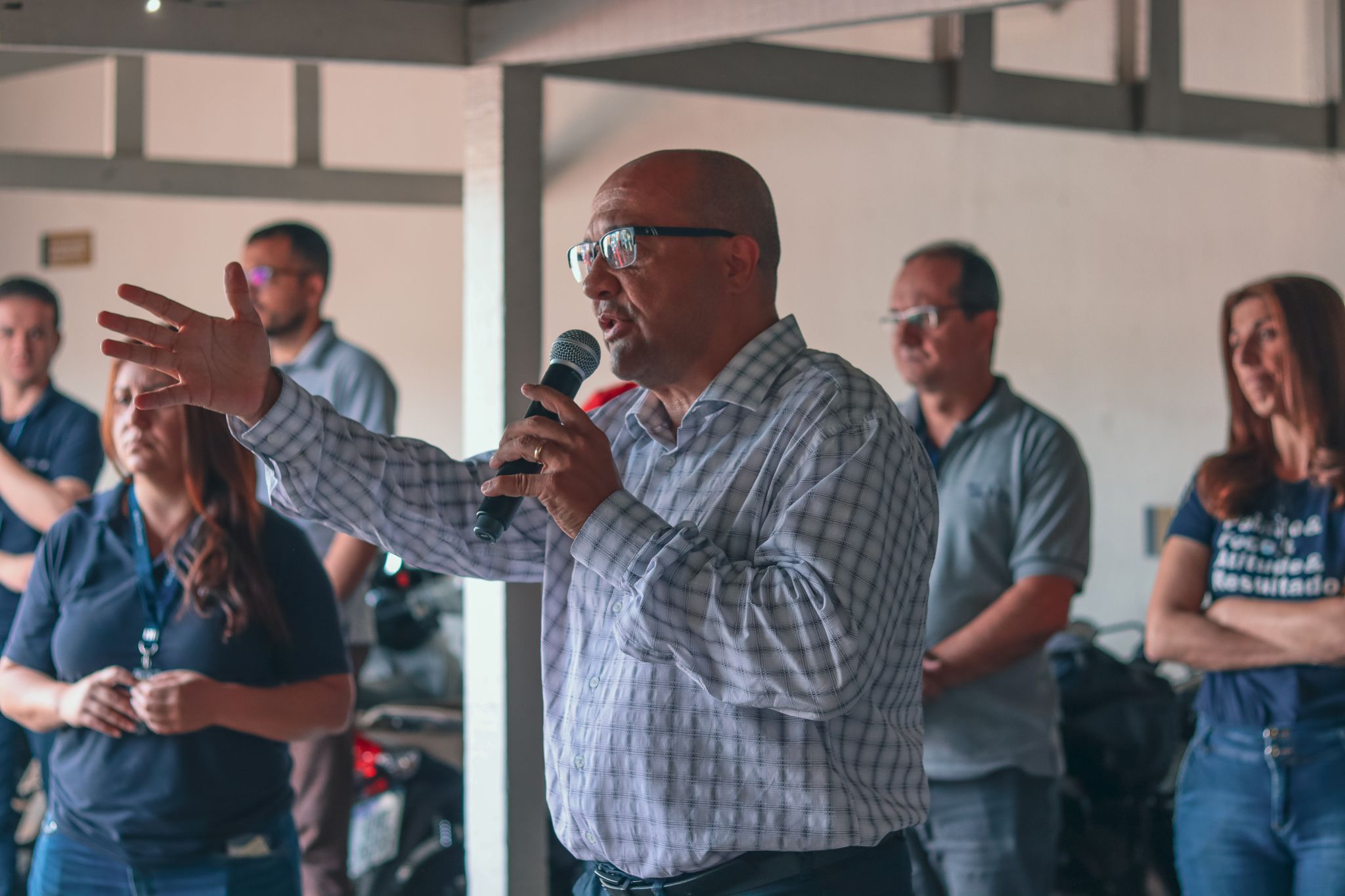 Profissionais analisando informações e trabalhando em equipe